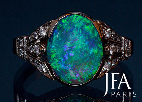 Rare opale noire d´Australie entourée de diamants sur une élégante monture à palmettes en or blanc.

Pierre de nos collections

Bijou réalisé dans nos ateliers.