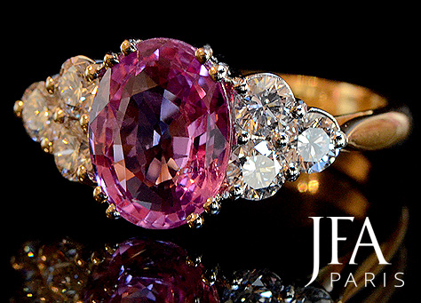 Belle bague en or jaune et platine sertie d´un saphir rose de 3 carats environ et de six diamants.

Cette bague est entièrement réalisée à la main, comme nous le faisons d´habitude.

La fabrication de cette bague a nécessité l´intervention de quatre artisans spécialisés. Le dessinateur, le joaillier, le sertisseur et la polisseuse.