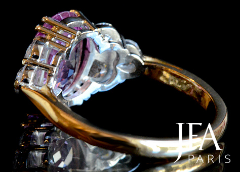 Belle bague en or jaune et platine sertie d´un saphir rose de 3 carats environ et de six diamants.

Cette bague est entièrement réalisée à la main, comme nous le faisons d´habitude.

La fabrication de cette bague a nécessité l´intervention de quatre artisans spécialisés. Le dessinateur, le joaillier, le sertisseur et la polisseuse.