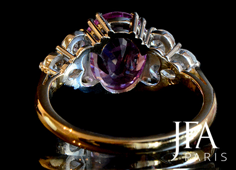 Belle bague en or jaune et platine sertie d´un saphir rose de 3 carats environ et de six diamants.

Cette bague est entièrement réalisée à la main, comme nous le faisons d´habitude.

La fabrication de cette bague a nécessité l´intervention de quatre artisans spécialisés. Le dessinateur, le joaillier, le sertisseur et la polisseuse.