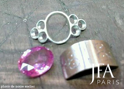 Belle bague en or jaune et platine sertie d´un saphir rose de 3 carats environ et de six diamants.

Cette bague est entièrement réalisée à la main, comme nous le faisons d´habitude.

La fabrication de cette bague a nécessité l´intervention de quatre artisans spécialisés. Le dessinateur, le joaillier, le sertisseur et la polisseuse.