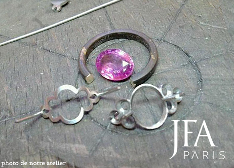 Belle bague en or jaune et platine sertie d´un saphir rose de 3 carats environ et de six diamants.

Cette bague est entièrement réalisée à la main, comme nous le faisons d´habitude.

La fabrication de cette bague a nécessité l´intervention de quatre artisans spécialisés. Le dessinateur, le joaillier, le sertisseur et la polisseuse.