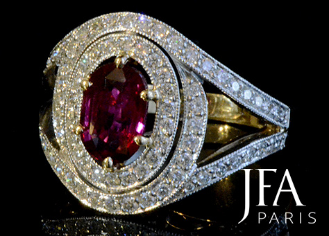 Belle bague de fiançailles en or jaune et platine sertie d´un très beau rubis pesant 1,5 ct et  d´un entourage de diamants.

La monture de cette bague ,d´un modèle classique, a été réalisé entièrement à la main.

Nous attirons votre attention sur le joli décor du profil de cette bague.

Ce rubis provient de notre collection.

La fabrication de cette bague a nécessité l´intervention de quatre artisans spécialisés : le dessinateur, le joaillier, le sertisseur et la polisseuse.