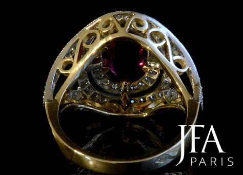 Belle bague de fiançailles en or jaune et platine sertie d´un très beau rubis pesant 1,5 ct et  d´un entourage de diamants.

La monture de cette bague ,d´un modèle classique, a été réalisé entièrement à la main.

Nous attirons votre attention sur le joli décor du profil de cette bague.

Ce rubis provient de notre collection.

La fabrication de cette bague a nécessité l´intervention de quatre artisans spécialisés : le dessinateur, le joaillier, le sertisseur et la polisseuse.