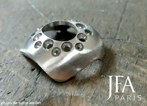 Belle bague en or jaune et platine sertie en son centre d´une émeraude et d´un double entourage de diamants et d´émeraudes.

La fabrication de cette bague a nécessité l´intervention de quatre artisans spécialisés : le dessinateur, le joaillier, le sertisseur et la polisseuse.

Nous attirons votre attention sur la qualité des découpes du panier de cette bague.