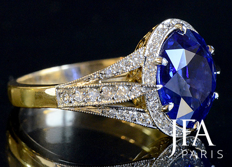 Belle bague en platine et or jaune sertie d´un saphir et d´un entourage de diamants .

Nous attirons votre attention sur la finesse et la qualité des découpes du panier de cette bague.

La fabrication de cette bague a nécessité l´intervention de quatre artisans spécialisés : le dessinateur, le joaillier, le sertisseur et la polisseuse.