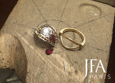 Bague multicolore sertie en son centre d'un diamant et de deux rubis poires. L´entourage, de saphirs et d´émeraudes calibrés, est ajusté sur oeuvre.

La fabrication de cette bague a nécessité l´intervention de six artisans spécialisés : le dessinateur, le joaillier, le lapidaire, le sertisseur, le graveur et la polisseuse.


Bijou signé par nos soins : JFA Paris