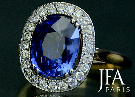 Belle bague en platine et or jaune sertie d´un saphir et d´un entourage de diamants .

Nous attirons votre attention sur la qualité des découpes du panier de cette bague.

La fabrication de cette bague a nécessité l´intervention de quatre artisans spécialisés : le dessinateur, le joaillier, le sertisseur et la polisseuse.