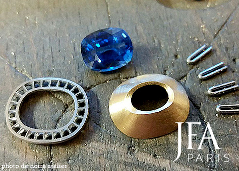 Belle bague en platine et or jaune sertie d´un saphir et d´un entourage de diamants .

Nous attirons votre attention sur la qualité des découpes du panier de cette bague.

La fabrication de cette bague a nécessité l´intervention de quatre artisans spécialisés : le dessinateur, le joaillier, le sertisseur et la polisseuse.