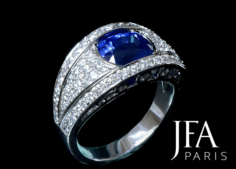 Belle bague en or blanc  sertie en son centre d´un saphir de Ceylan provenant de nos collections et d´un entourage de diamants.

Nous attirons votre attention sur la qualité des découpes du profil, où viendra s´adosser parfaitement une alliance.

La fabrication de cette bague a nécessité l´intervention de quatre artisans spécialisés : le dessinateur, le joaillier, le sertisseur et la polisseuse.