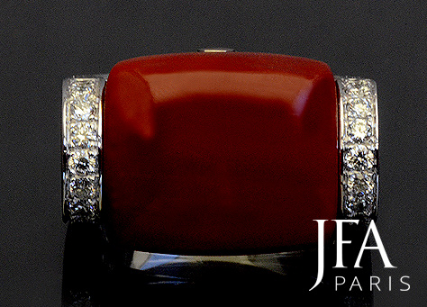 Le design de cette bague est résolument moderne.

Elle est sertie d´un beau corail rouge de Méditerranée et de diamants sur or blanc.

La fabrication de cette bague a nécessité l´intervention de cinq artisans spécialisés : le dessinateur, le joaillier, le sertisseur, le graveur et la polisseuse .

Bague signée JFA Paris