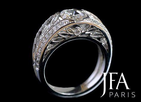 Belle bague en platine sertie en son centre d´un diamant taillé en rose et d´un entourage de diamants.

Nous attirons votre attention sur la qualité des découpes du feuillage serti de diamants et du profil de cette bague également serti de trois diamants.

La fabrication de cette bague a nécessité l´intervention de quatre artisans spécialisés : le dessinateur, le joaillier, le sertisseur et la polisseuse.