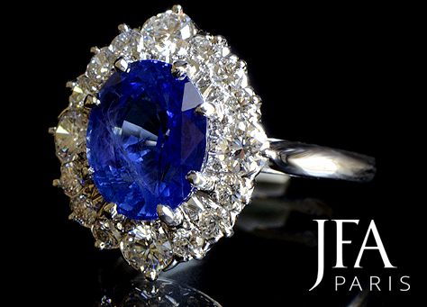 Très élégante bague en platine sertie en son centre d´un saphir de 3.70 ct  et d´un entourage de diamants alternés.

La monture de cette bague dite "pompadour" est  un élégant modèle classique. Nous l´avons réalisé entièrement à la main et directement dans le platine comme cela se fait rarement de nos jours.

La fabrication de cette bague a nécessité l´intervention de quatre artisans spécialisés. Le dessinateur, le joaillier, le sertisseur et la polisseuse.