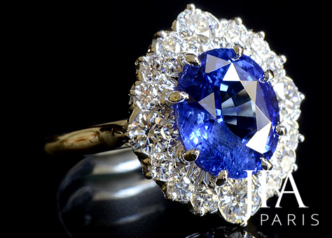 Très élégante bague en platine sertie en son centre d´un saphir de 3.70 ct  et d´un entourage de diamants alternés.

La monture de cette bague dite "pompadour" est  un élégant modèle classique. Nous l´avons réalisé entièrement à la main et directement dans le platine comme cela se fait rarement de nos jours.

La fabrication de cette bague a nécessité l´intervention de quatre artisans spécialisés. Le dessinateur, le joaillier, le sertisseur et la polisseuse.