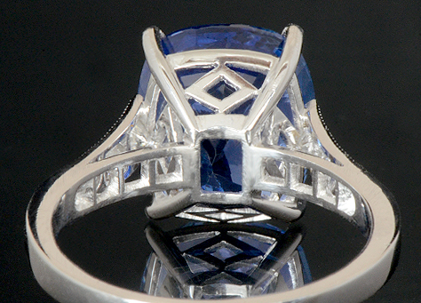 Bague en platine sertie en son centre d´un beau saphir de 7,04 ct épaulé de part et d´autre de diamants.

Cette pierre provient de notre collection. Origine :Ceylan. Sans modification thermique. Certifié en laboratoire.

La fabrication de cette bague a nécessité l´intervention de quatre artisans spécialisés : le dessinateur, le joaillier, le sertisseur et la polisseuse.

Nous attirons votre attention sur la qualité des découpes du panier de cette bague.