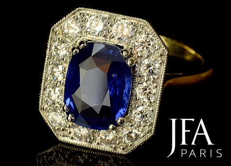 Élégante bague en or et platine sertie d´un très beau saphir pesant 3,26 ct et d´un entourage de diamants pour 0,62 ct.

La monture de cette bague, d´un modèle classique, a été réalisé dans nos ateliers.

Nous attirons votre attention sur la qualité des découpes du panier de cette bague.

La fabrication de cette bague a nécessité l´intervention de quatre artisans experts spécialisés : le dessinateur, le joaillier, le sertisseur et la polisseuse.