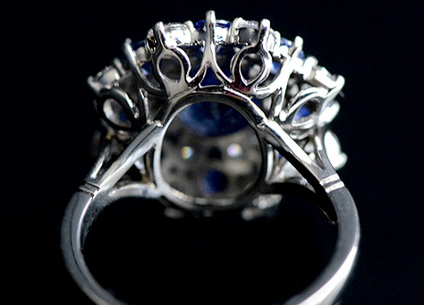 Belle bague en or blanc sertie d´un saphir de Ceylan pesant 2,14 ct environ et d´un triple entourage de diamants et de saphirs.

La fabrication de cette bague a nécessité l´intervention de quatre artisans spécialisés : le dessinateur, le joaillier, le sertisseur et la polisseuse.