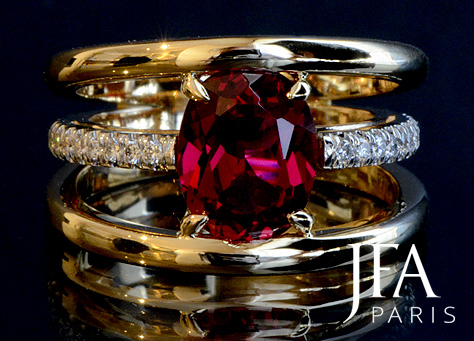 Belle bague en or jaune et platine sertie de diamants et d´une pierre rouge souvenir de voyage de notre cliènte.

Cette bague a été réalisé entièrement à la main directement dans le métal.

La fabrication de cette bague a nécessité l´intervention de quatre artisans spécialisés : le dessinateur, le joaillier, le sertisseur et la polisseuse.