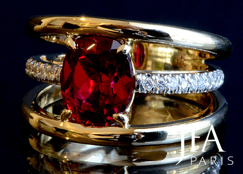 Belle bague en or jaune et platine sertie de diamants et d´une pierre rouge souvenir de voyage de notre cliènte.

Cette bague a été réalisé entièrement à la main directement dans le métal.

La fabrication de cette bague a nécessité l´intervention de quatre artisans spécialisés : le dessinateur, le joaillier, le sertisseur et la polisseuse.