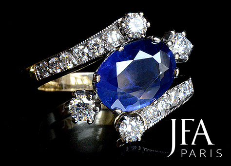 Jolie bague "croisée" sertie en son centre d´un saphir de Ceylan ovale et d´un entourage de diamants.

Monture en or jaune et platine.

La monture de cette bague, d´un modèle classique, a été réalisé entièrement à la main.

Nous attirons votre attention sur la qualité de la découpe des mises à jour du dessus de la bague.

La fabrication de cette bague a nécessité l´intervention de quatre artisans spécialisés : le dessinateur, le joaillier, le sertisseur, la polisseuse.