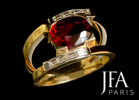 Le design de cette bague est résolument moderne.

Sobriété et élégance des lignes comtemporainnes.

Elle est sertie d´un rubis sur or jaune et de diamants baguettes sur platine.

La fabrication de cette bague a nécessité l´intervention de cinq artisans spécialisés : le dessinateur, le joaillier, le sertisseur,le graveur et la polisseuse .