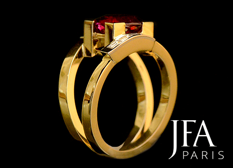 Le design de cette bague est résolument moderne.

Sobriété et élégance des lignes comtemporainnes.

Elle est sertie d´un rubis sur or jaune et de diamants baguettes sur platine.

La fabrication de cette bague a nécessité l´intervention de cinq artisans spécialisés : le dessinateur, le joaillier, le sertisseur,le graveur et la polisseuse .