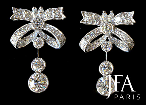 Boucles d´oreilles en platine serties de diamants.

Modèle classique réalisé entièrement à la main.

Nous attirons votre attention sur la finition du revers de ces boucles réalisées avec un bâté et un repersé jusque dans les boucles des noeuds.

La fabrication de ces boucles d´oreilles a nécessité l´intervention de quatre artisans spécialisés : le dessinateur, le joaillier, le sertisseur et la polisseuse.