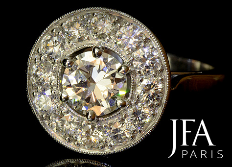 Belle bague en platine sertie d´un diamant de 0.77 ct en son centre et d´un entourage de diamants pour 0,70 ct.

La monture de cette bague, classique et moderne à la fois, a été réalisé entièrement à la main.

Nous attirons votre attention sur le panier de cette bague qui est forgé directement dans le métal. Cela se fait rarement de nos jours.

La fabrication de cette bague a nécessité l´intervention de quatre artisans spécialisés : le dessinateur, le joaillier, le sertisseur et la polisseuse.