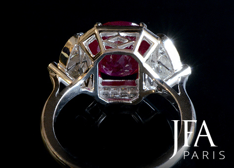 Elégante bague en platine sertie d´un rubis et de diamants poires.

La monture de cette bague, d´un modèle classique, a été réalisé entièrement à la main.

 Le panier de cette bague est décoré de motifs losangiques.

La fabrication de cette bague a nécessité l´intervention de quatre artisans spécialisés : le dessinateur, le joaillier,  le sertisseur et la polisseuse.