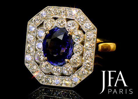 Belle bague en or jaune et platine sertie d´un saphir de Ceylan pesant 1,56 ct et  d´un entourage de diamants pour 0,85 ct .

Nous attirons votre attention sur la qualité des découpes du panier de cette bague.

La fabrication de cette bague a nécessité l´intervention de quatre artisans spécialisés : le dessinateur, le joaillier, le sertisseur et la polisseuse.

Disponible actuellement à la vente : 4.900 €