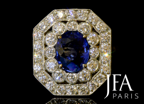 Belle bague en or jaune et platine sertie d´un saphir de Ceylan pesant 1,56 ct et  d´un entourage de diamants pour 0,85 ct .

Nous attirons votre attention sur la qualité des découpes du panier de cette bague.

La fabrication de cette bague a nécessité l´intervention de quatre artisans spécialisés : le dessinateur, le joaillier, le sertisseur et la polisseuse.

Disponible actuellement à la vente : 4.900 €