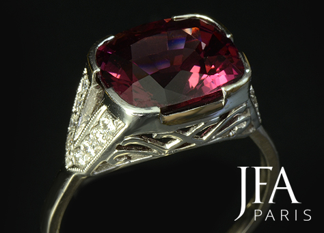 Jolie bague sertie en son centre d'un très beau grenat de 3,52 ct.

Nous attirons votre attention sur  la qualité des découpes du profil de cette bague.

La fabrication de cette bague a nécessité l´intervention de nos quatre artisans spécialisés : le dessinateur, le joaillier, le sertisseur et la polisseuse.