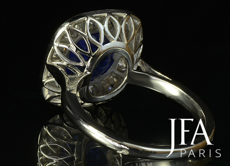 Belle bague en or blanc sertie d´un saphir et d´un entourage de diamants .

Nous attirons votre attention sur la qualité des découpes du panier de cette bague.

La fabrication de cette bague a nécessité l´intervention de nos quatre artisans spécialisés : le dessinateur, le joaillier, le sertisseur, et la polisseuse.