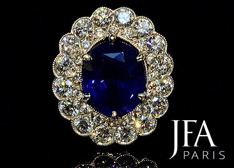 Elégante bague en or jaune et platine sertie d´un saphir et d´un entourage de diamants .

Nous attirons votre attention sur la qualité des découpes du panier de cette bague en forme de cœurs.

La fabrication de cette bague a nécessité l´intervention de quatre artisans spécialisés : le dessinateur, le joaillier, le sertisseur et la polisseuse.