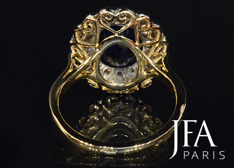 Elégante bague en or jaune et platine sertie d´un saphir et d´un entourage de diamants .

Nous attirons votre attention sur la qualité des découpes du panier de cette bague en forme de coeurs.

La fabrication de cette bague a nécessité l´intervention de quatre artisans spécialisés : le dessinateur, le joaillier, le sertisseur et la polisseuse.