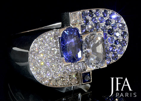 Changez de look avec cette belle bague de style ART-DECO.

Sertie de saphirs et de diamants,cette bague de caractère est d´une rare élégance.

Or blanc palladié.

 Modèle signé : JFA Paris