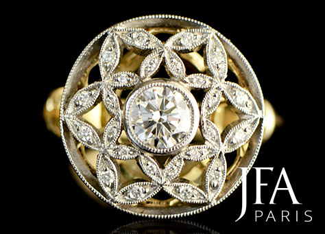 Voici une bague de fiançailles classique qui se différencie par la qualité de sa composition. Composée de motifs découpés en platine et sertie de diamants, elle rivalise d'originalité. Notre maître artisan joaillier maîtrise parfaitement l'art de réaliser des mises à jours. Vous pouvez également admirer la qualité des découpes du panier et du plateau, donnant toute sa légèreté à ce bijou.

Vous pouvez vous rendre compte sur les photos d'atelier de la vraie complexité de la réalisation d'une bague de joaillerie.

Sertie de diamants, cette bague est réalisée en or jaune et platine pour y juxtaposer une alliance en or jaune avec une parfaite harmonie. Cette bague pourra également s'associer parfaitement avec une chevalière de Dame en or jaune.