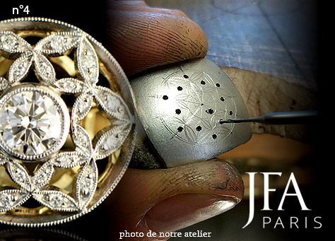 Voici une bague de fiançailles classique qui se différencie par la qualité de sa composition. Composée de motifs découpés en platine et sertie de diamants, elle rivalise d'originalité. Notre maître artisan joaillier maîtrise parfaitement l'art de réaliser des mises à jours. Vous pouvez également admirer la qualité des découpes du panier et du plateau, donnant toute sa légèreté à ce bijou.

Vous pouvez vous rendre compte sur les photos d'atelier de la vraie complexité de la réalisation d'une bague de joaillerie.

Sertie de diamants, cette bague est réalisée en or jaune et platine pour y juxtaposer une alliance en or jaune avec une parfaite harmonie. Cette bague pourra également s'associer parfaitement avec une chevalière de Dame en or jaune.