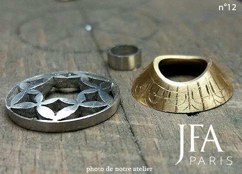 Voici une bague de fiançailles classique qui se différencie par la qualité de sa composition. Composée de motifs découpés en platine et sertie de diamants, elle rivalise d'originalité. Notre maître artisan joaillier maîtrise parfaitement l'art de réaliser des mises à jours. Vous pouvez également admirer la qualité des découpes du panier et du plateau, donnant toute sa légèreté à ce bijou.

Vous pouvez vous rendre compte sur les photos d'atelier de la vraie complexité de la réalisation d'une bague de joaillerie.

Sertie de diamants, cette bague est réalisée en or jaune et platine pour y juxtaposer une alliance en or jaune avec une parfaite harmonie. Cette bague pourra également s'associer parfaitement avec une chevalière de Dame en or jaune.