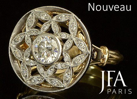 Voici une bague de fiançailles classique qui se différencie par la qualité de sa composition. Composée de motifs découpés en platine et sertie de diamants, elle rivalise d'originalité. Notre maître artisan joaillier maîtrise parfaitement l'art de réaliser des mises à jours. Vous pouvez également admirer la qualité des découpes du panier et du plateau, donnant toute sa légèreté à ce bijou.

Vous pouvez vous rendre compte sur les photos d'atelier de la vraie complexité de la réalisation d'une bague de joaillerie.

Sertie de diamants, cette bague est réalisée en or jaune et platine pour y juxtaposer une alliance en or jaune avec une parfaite harmonie. Cette bague pourra également s'associer parfaitement avec une chevalière de Dame en or jaune.